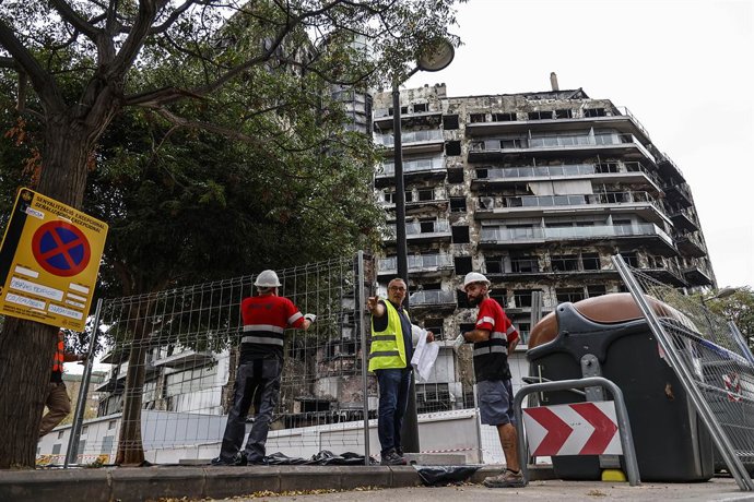 Archivo - Arxiu - Operaris durant l'inici dels treballs de desenrunament de l'edifici incendiat a Campanar, a 2 de setembre del 2024