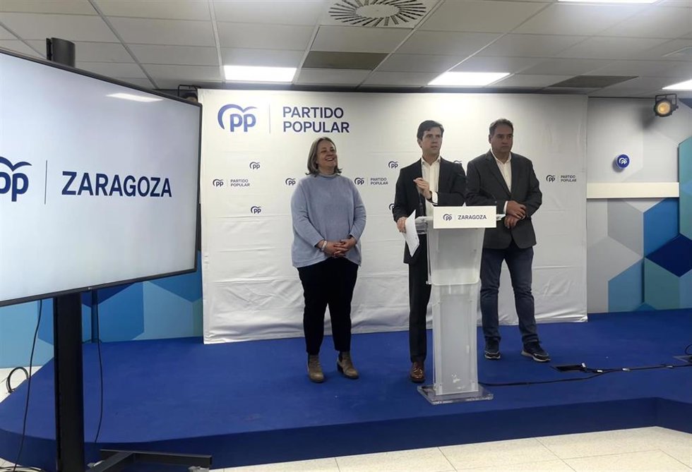 El presidente del PP-Zaragoza, Ramón Celma, en rueda de prensa, acompañado de dos diputados provinciales.