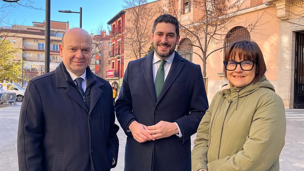 El portavoz de VOX en las Cortes de Aragón, Alejandro Nolasco; junto al diputado autonómico Santiago Morón y la concejala en Calatayud María Pilar Delgado.