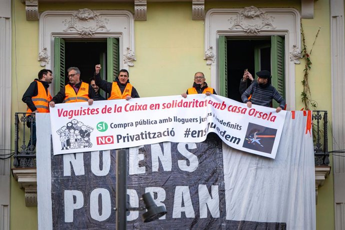 Diversos activistes durant una concentració de Sindicat de Llogateres de Catalunya i veïns en contra del desallotjament de la Casa Orsola