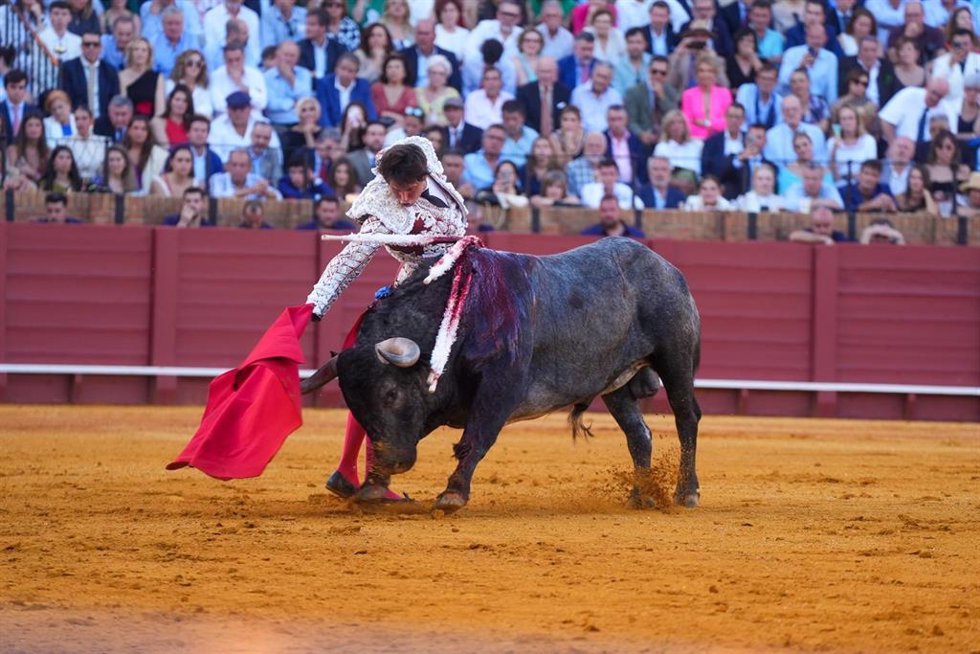 Archivo - El torero,  Andrés Roca Rey  durante sus faenas en la tarde de hoy en la Real Maestranza de Caballería, a 13 de abril de 2024, en Sevilla, Andalucía (España). 