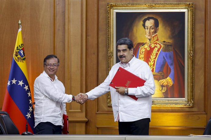 Archivo - Gustavo Petro y Nicolás Maduro.