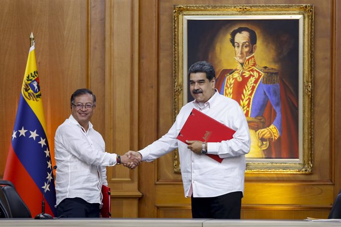 Archivo - El presidente de Colombia, Gustavo Petro, y el de Venezuela, Nicolas Maduro, durante un encuentro en Caracas el 1 de noviembre de 2022