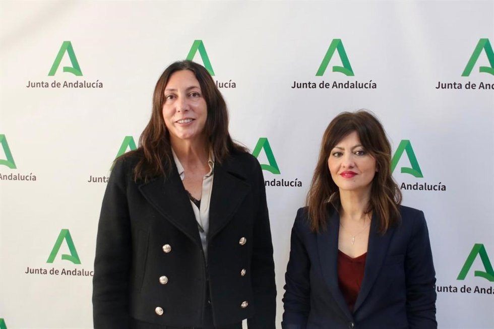 La consejera de Inclusión Social, Juventud, Familias e Igualdad de la Junta de Andalucía, Loles López, y la ministra de Juventud e Infancia, Sira Rego,tras la reunión.