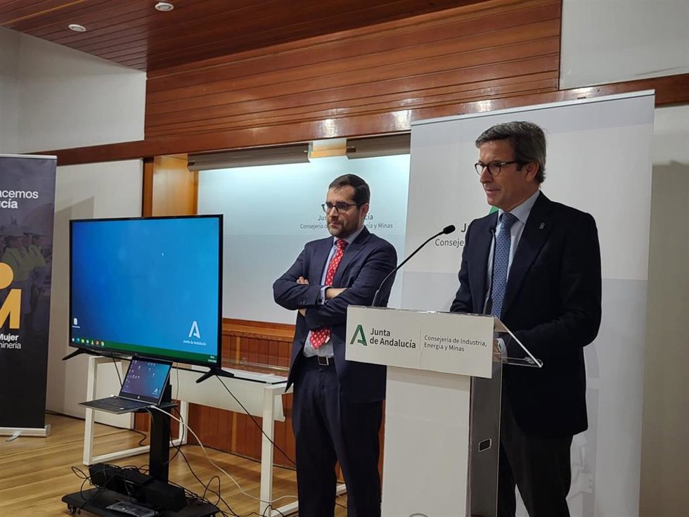 El consejero de Industria, Energía y Minas, Jorge Paradela, en el encuentro con firmas industriales y mineras.