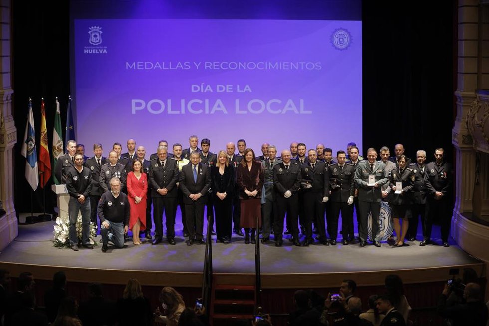 Foto de familia de la entrega de honores y distinciones de la Policía Local de Huelva en el marco de San Sebastián, su patrón.