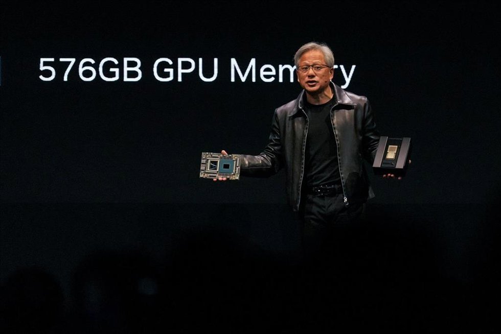 Archivo - 29 May 2023, Taiwan, Taipei: Nvidia president and CEO Jensen Huang speaks at a keynote while holding the Grace Hopper superchip CPU at COMPUTEX Taipei. The COMPUTEX 2023 runs from 30 May to 02 June 2023. Photo: Walid Berrazeg/SOPA Images via Z