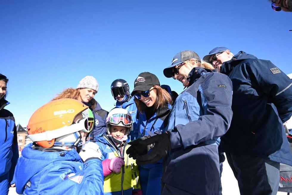 La consejera de Cultura y Deporte, Patricia del Pozo, y la consejera de Fomento, Articulación del Territorio y Vivienda, Rocío Díaz, en Sierra Nevada.