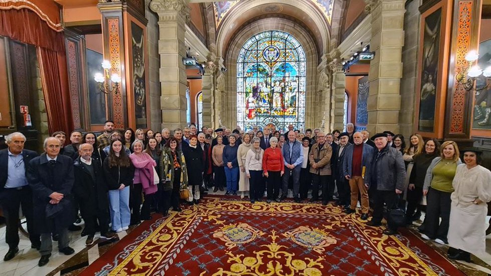 Euskaltzaindia rinde tributo a varios académicos
