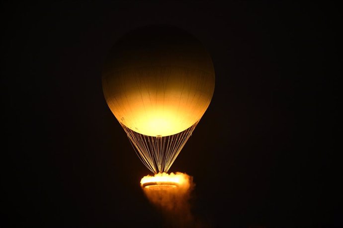 Archivo - 26 July 2024, France, Paris: A balloon carrying the cauldron with the Olympic flame flies during the opening ceremony of the Paris 2024 Olympic Games. Photo: Marijan Murat/dpa