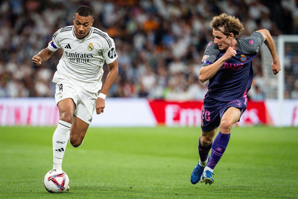 Archivo - El delantero del Real Madrid Kylian Mbappé regatea al centrocampista del Espanyol Alex Kral en el Santiago Bernabéu.