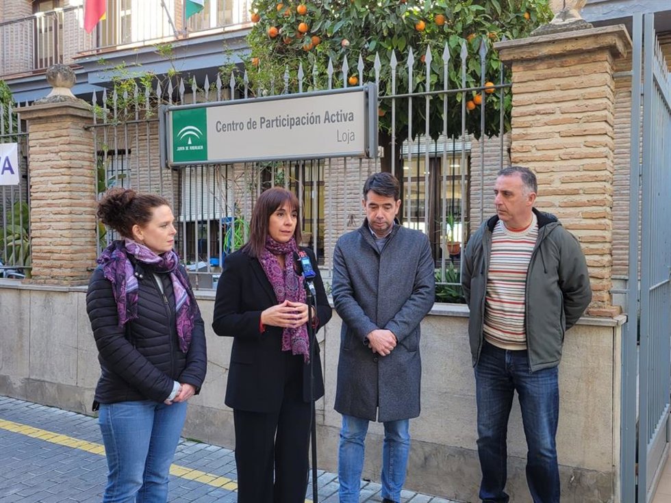 Comparecencia informativa de la diputada socialista en Cortes Olvido de la Rosa con dirigentes del PSOE en Loja