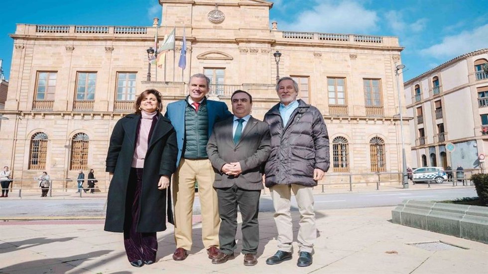 Javier Ortega-Smith en su visita a Linares