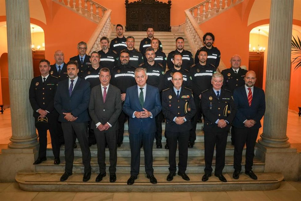 Los nuevos agentes junto al alcalde en el Ayuntamiento de Sevilla