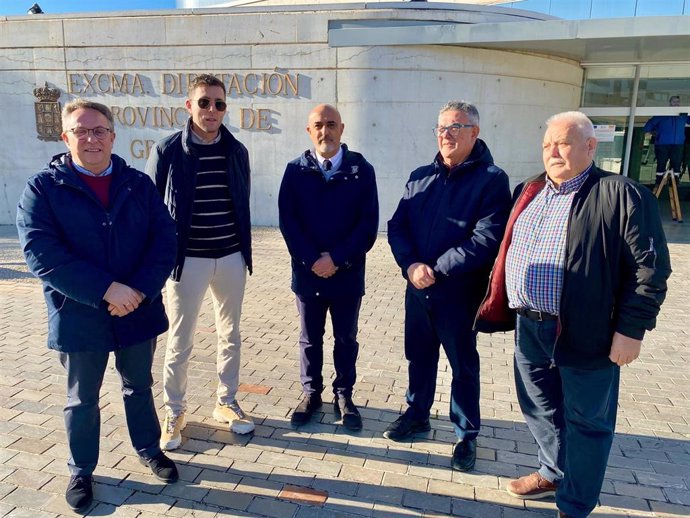 Los alcaldes de Pinos Puente, Enrique Medina, de Fuente Vaqueros, José Manuel Molino, de Chauchina, Jesús Fernández, y de Valderrubio, Antonio García, de izquierda a derecha en la imagen con el concejal del PSOE en Láchar Roberto Rodríguez (2i)