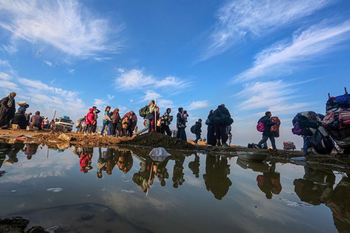 GAZA, Jan. 29, 2025  -- Displaced people are seen on their way home to the north of the Gaza Strip, near al-Nuseirat refugee camp in central Gaza Strip, on Jan. 28, 2025. TO GO WITH "Feature: Shattered homes, unbroken spirits: return of displaced Gazans"