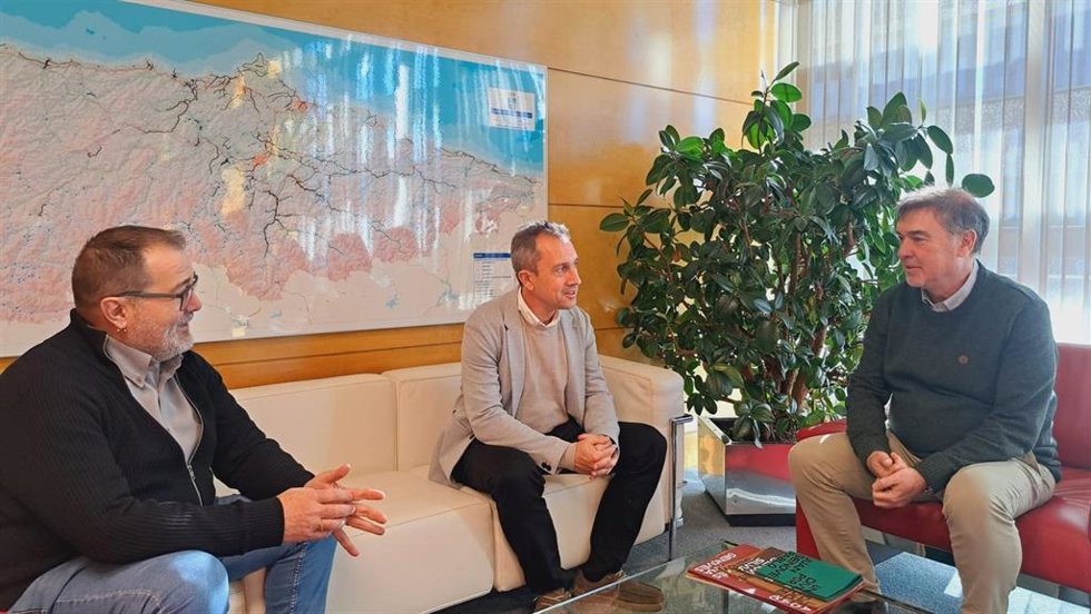 El alcalde de Langreo, Roberto García, el consejero de Ordenación de Territorio, Urbanismo, Vivienda y Derechos Ciudadanos, Ovidio Zapico, y el teniente de alcalde de Langreo, José Antonio Cases.