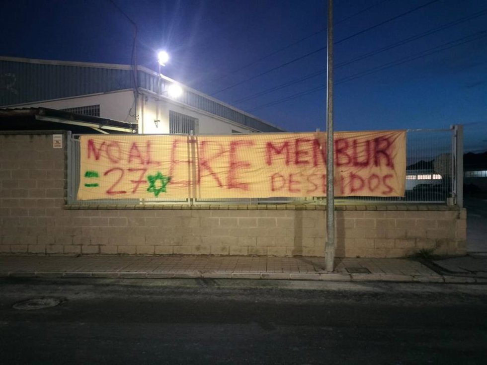 Pancarta en las instalaciones de Menbur en Granada