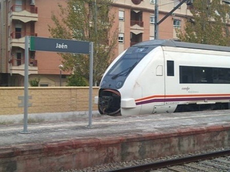 Archivo - Imagen de archivo de un tren en Jaén.