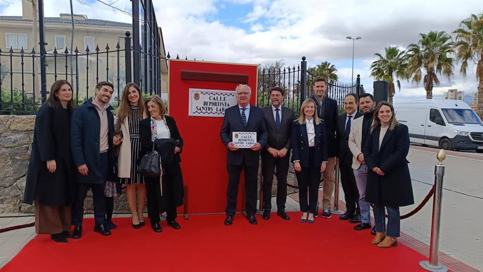 Alicante dedica una calle al jugador de balonmano Santos Labaca.