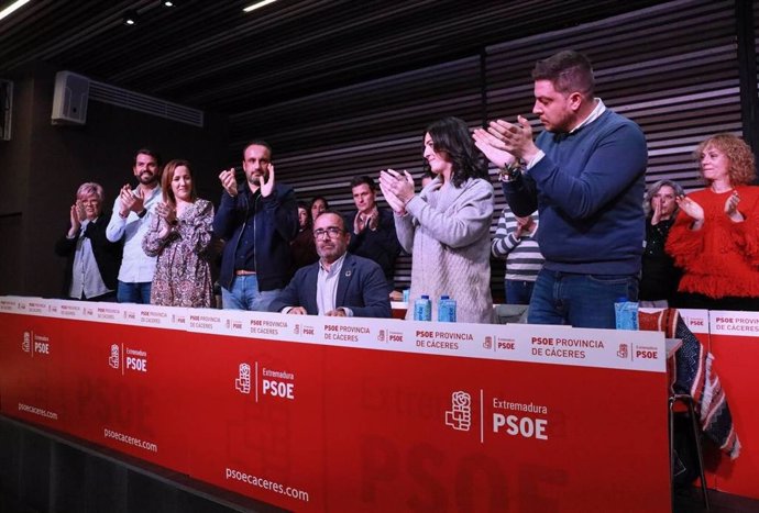 Los miembros del Comité Provincial del PSOE de Cáceres aplauden a Miguel Ángel Morales