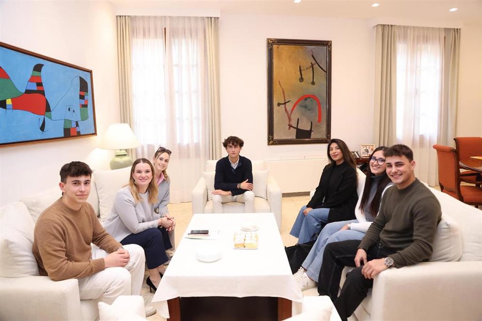 La presidenta del Govern, Marga Prohens, se reúne con jóvenes en el marco de 'Converses obertes' en el Consolat de Mar.