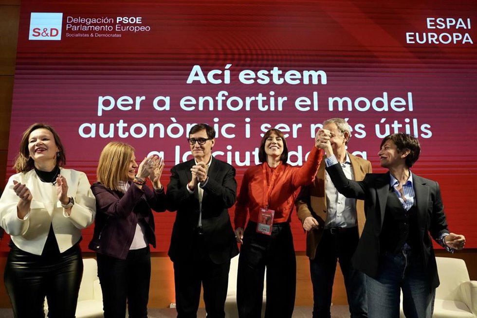 (I-D) La eurodiputada socialista, Leire Pajín; la delegada del Gobierno en la Comunitat Valenciana y secretaria de Igualdad del PSOE, Pilar Bernabé; el president de la Generalitat de Catalunya y secretario general del PSC, Salvador Illa; la ministra de 