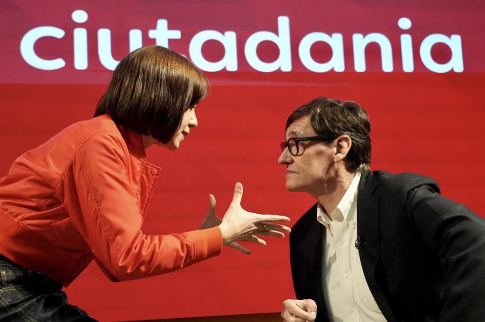El president de la Generalitat de Catalunya y secretario general del PSC, Salvador Illa y la ministra de Ciencia, Innovación y Universidades, y secretaria general del PSPV-PSOE, Diana Morant, durante el 15 Congreso del PSPV