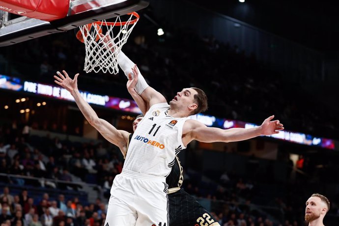 Archivo - Terry Tarpey of AS Monaco and Mario Hezonja of Real Madrid in action during the Turkish Airlines EuroLeague Regular Season match between Real Madrid and AS Monaco at Wizink Center on December 19, 2024 in Madrid, Spain.