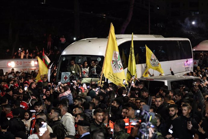 30 January 2025, Palestinian Territories, Ramallah: A bus carrying freed Palestinian prisoners arrives in the West Bank city of Ramallah, after they were released from an Israeli prison in the latest hostages-prisoners exchange between Israel and Hamas. P