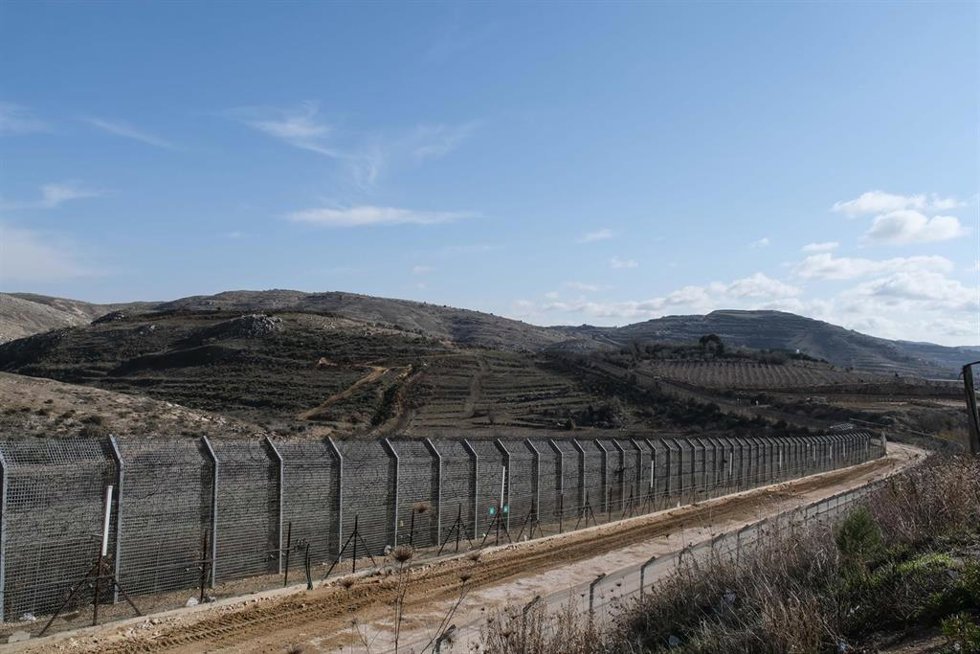 Archivo - Vista de la valla israelí en la frontera con Siria, adyacente a la aldea drusa de Majdal Shams, ubicada en los ocupados Altos del Golán  
