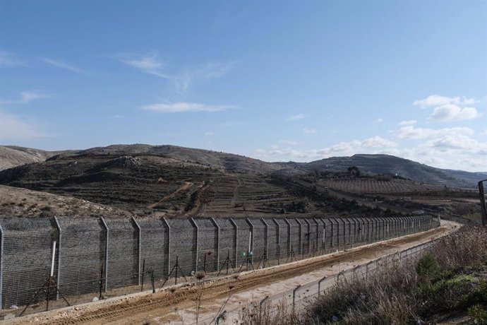 Archivo - December 20, 2024, Majdal Shams, Israel: A view of the Israeli fence on the border with Syria (left), adjacent to the Druze village of Majdal Shams (right), located in the Israeli controlled Golan Heights.