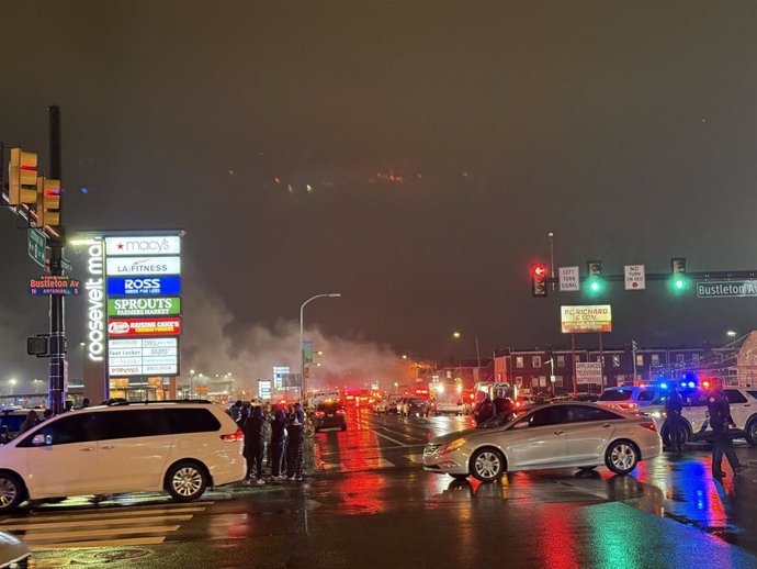 Un avión pequeño se estrella ne una zona residencial de Filadelfia (Estados Unidos) - Oficina de Gestión de Emergencias de Pensilvania