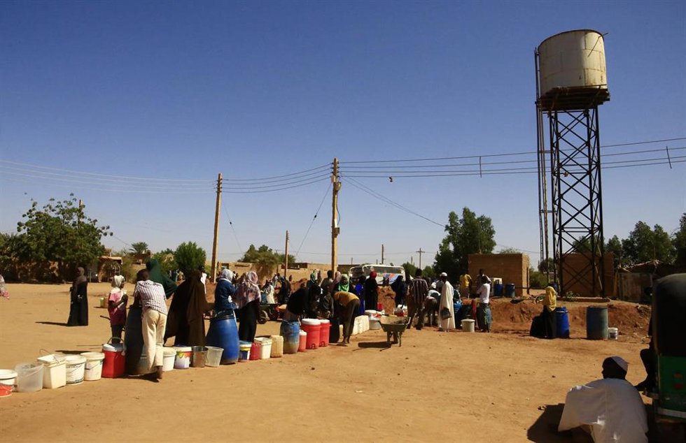 Residentes sudaneses hacen cola para obtener agua potable de un pozo - Archivo
