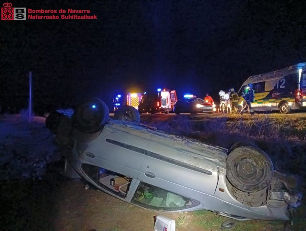Vehículo volcado en el accidente de Murillo el Fruto.