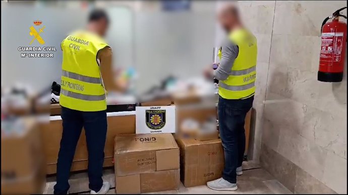 Imagen de Guardia Civil interviniendo productos falsificados de marcas conocidas.