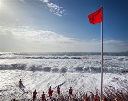 Archivo - Imagen de una playa con bandera roja