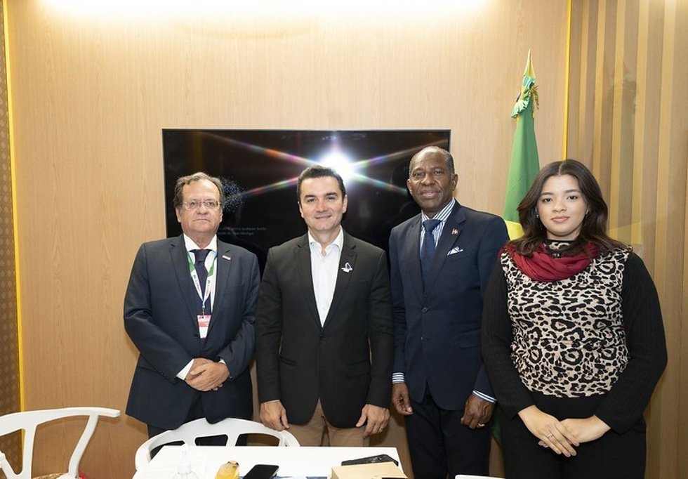 El ministro de Turismo de Brasil, Celso Sabino (centro), durante Fitur 2025, en Madrid (España).
