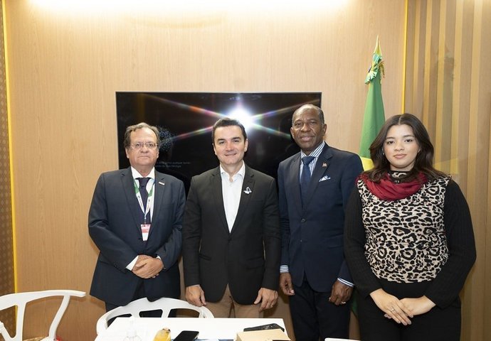 El ministro de Turismo de Brasil, Celso Sabino (centro), durante Fitur 2025, en Madrid (España).