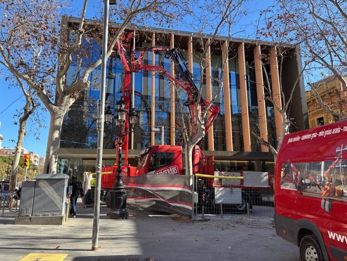 Façana de la nova biblioteca J. V. Foix a Barcelona