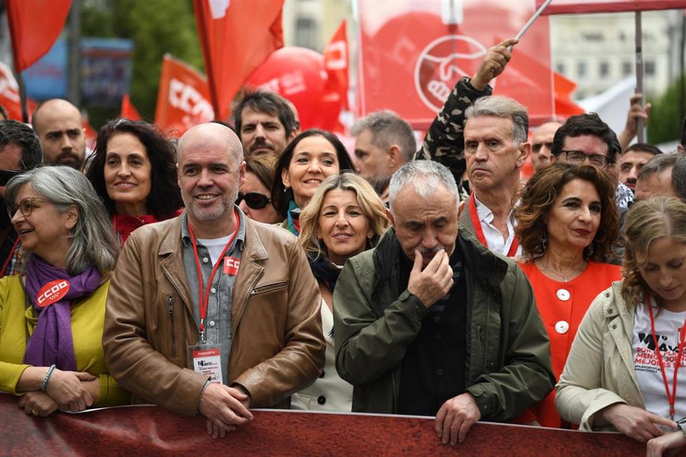 Archivo - En la primera fila, el secretario general de CCOO, Unai Sordo (i) y el secretario general de UGT, Pepe Álvarez (c); en la segunda fila, la vicepresidenta segunda y ministra de Trabajo, Yolanda Díaz (c) y la vicepresidenta primera y ministra de