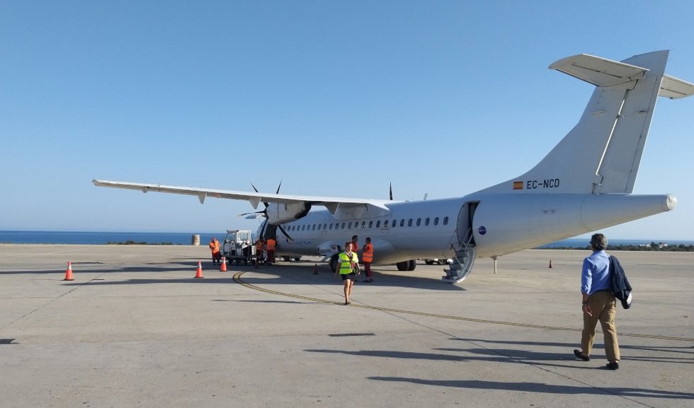 Archivo - Embarque en el avión que cubre la línea Almería-Sevilla.