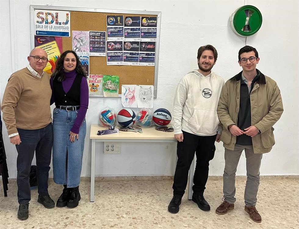 Entrega de material deportivo a la Sala de la Juventud.