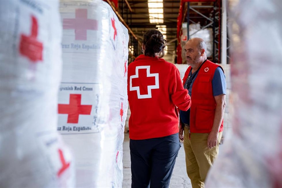 Archivo - Miembros de Cruz Roja Española junto a un envío de ayuda humanitaria.