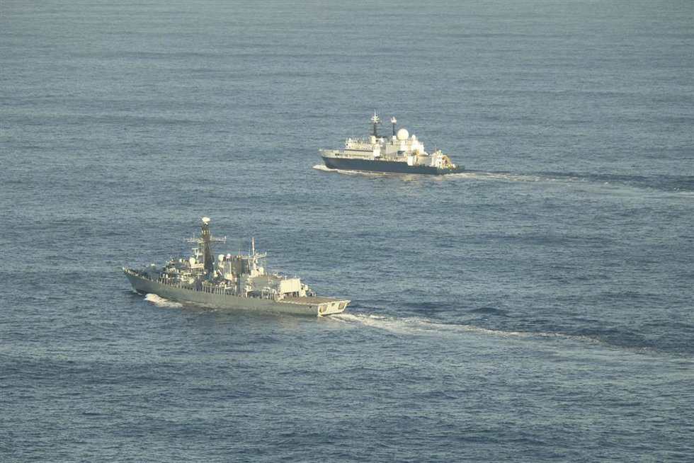 Barcos de la Marina Real británica efectúan una patrulla en el mar Báltico 