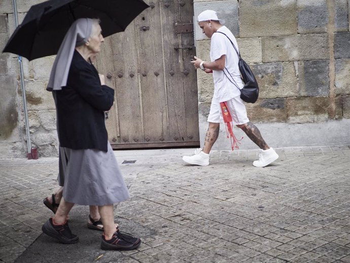 Archivo - Una monja pasea por una de las calles de Pamplona, el día de la inauguración de las Fiestas de San Fermín 2022, a 6 de julio de 2022, en Pamplona, Navarra (España). Las fiestas en honor a San Fermín, patrón de Navarra, comienzan el día 6 con el 