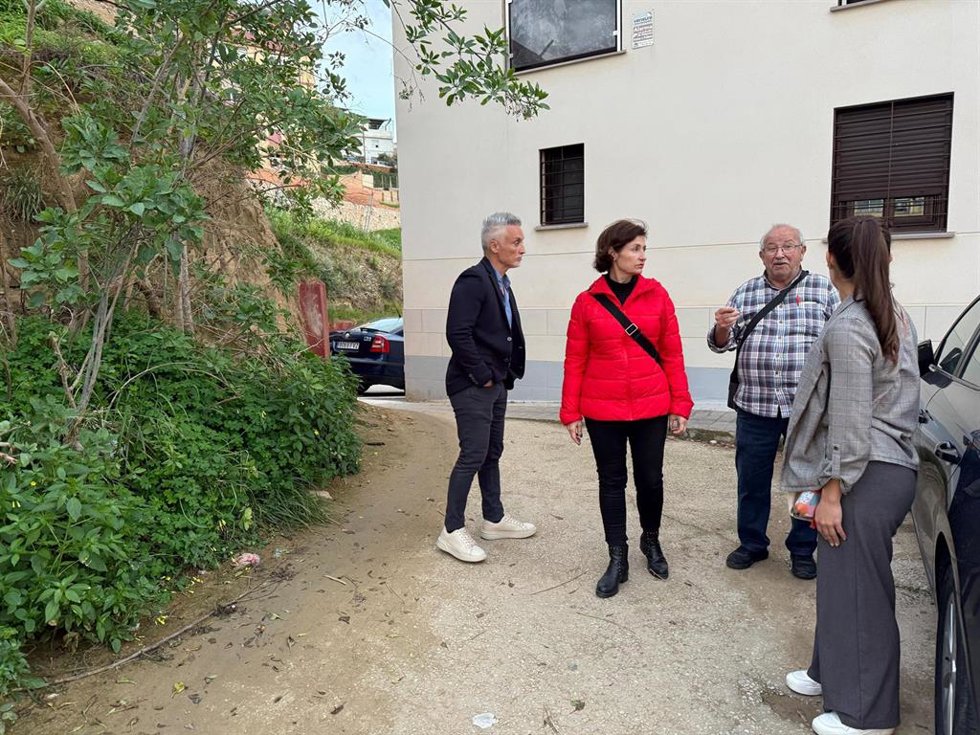 La concejala socialista Rosa del Mar Rodríguez en la barriada Cortijillo de Bazán junto con vecinos