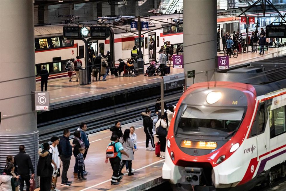 Archivo - Varias personas en un andén esperando un tren de Cercanías
