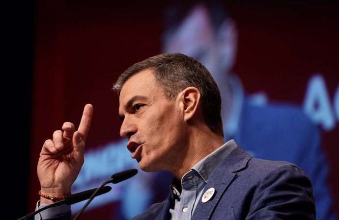 El secretario general del PSOE y presidente del Gobierno, Pedro Sánchez, interviene durante la inauguración del 15º Congreso Nacional del PSPV-PSOE, en el Palacio de Congresos, a 1 de febrero de 2025, en Valencia, Comunidad Valenciana (España). Durante el