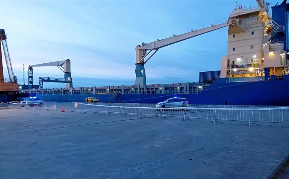 Un buque que transporta munición se refugia en Vigo desde hace una semana tras sufrir un "corrimiento de carga"